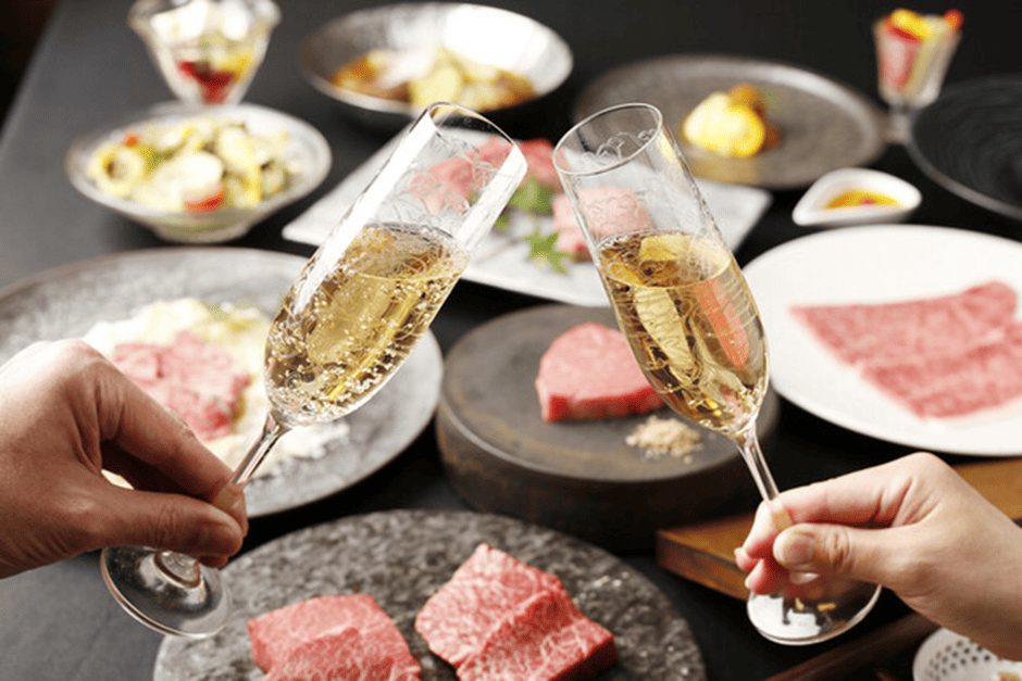 シャンパンで乾杯する画像